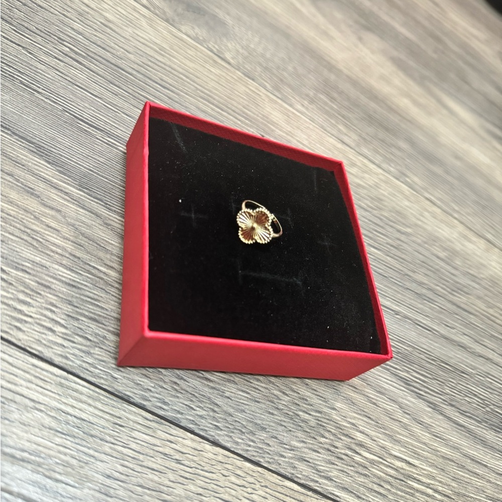 Gold adjustable clover ring - Picture 2 of 5